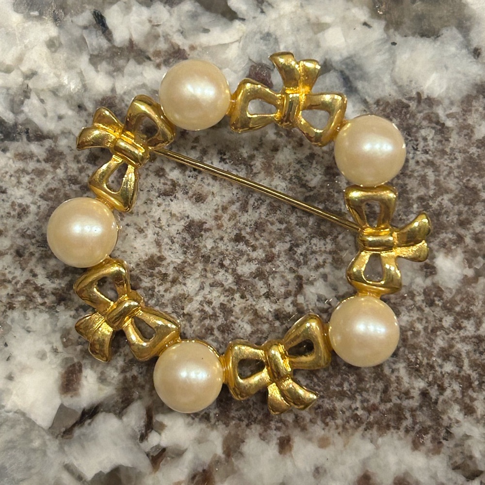 Elegant gold pendant with pearls